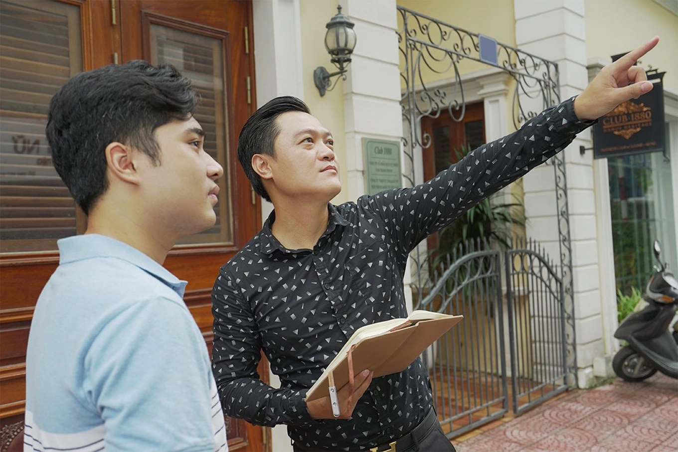 Anh Vũ Ho&agrave;ng (b&ecirc;n phải) đang dẫn kh&aacute;ch đi xem nh&agrave; mặt phố (Ảnh: Nhaphonet.vn)