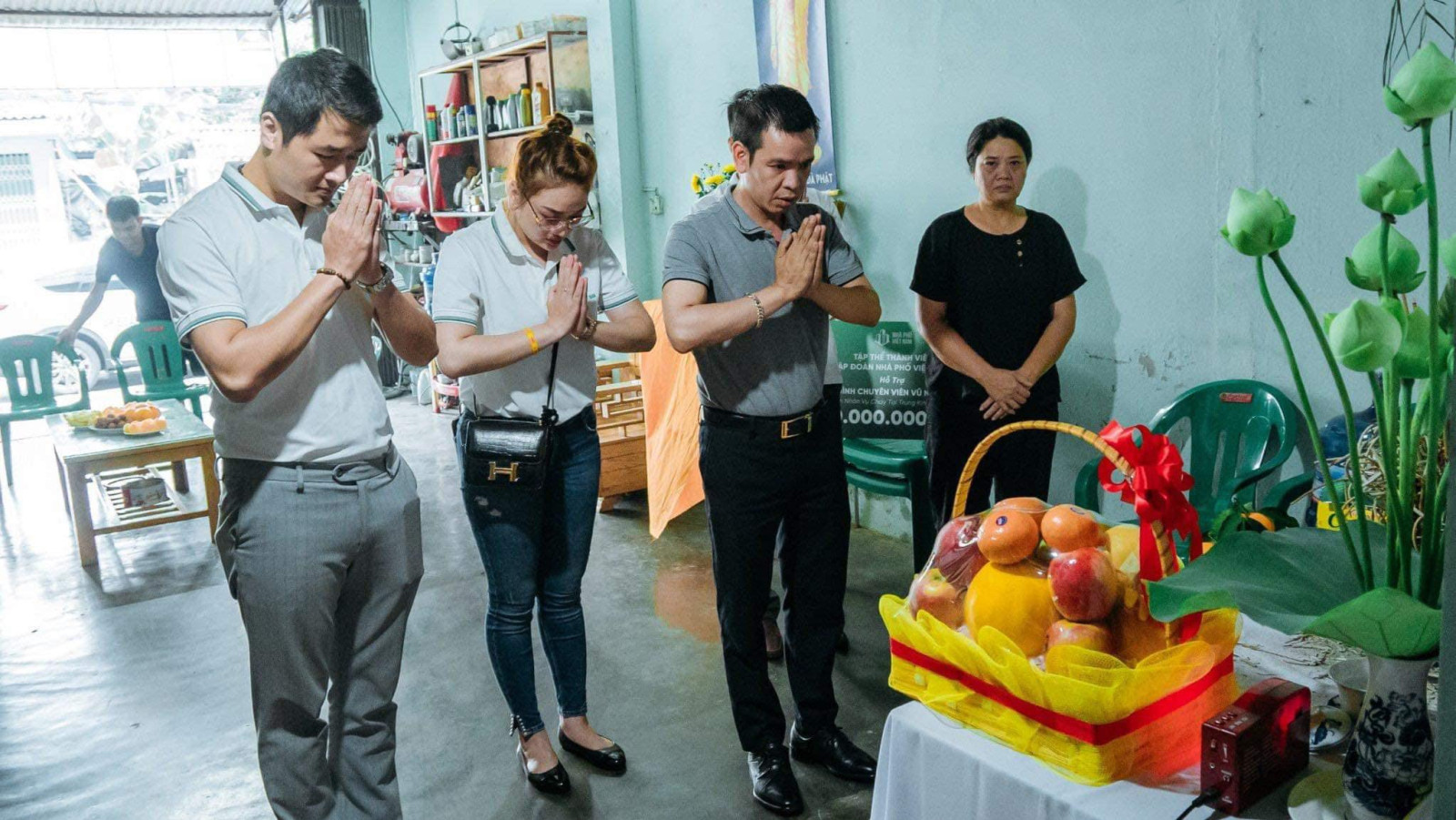 L&atilde;nh đạo Tập đo&agrave;n c&ugrave;ng C&ocirc;ng đo&agrave;n đ&atilde; thắp n&eacute;n hương chia buồn c&ugrave;ng gia đ&igrave;nh em V.N.L